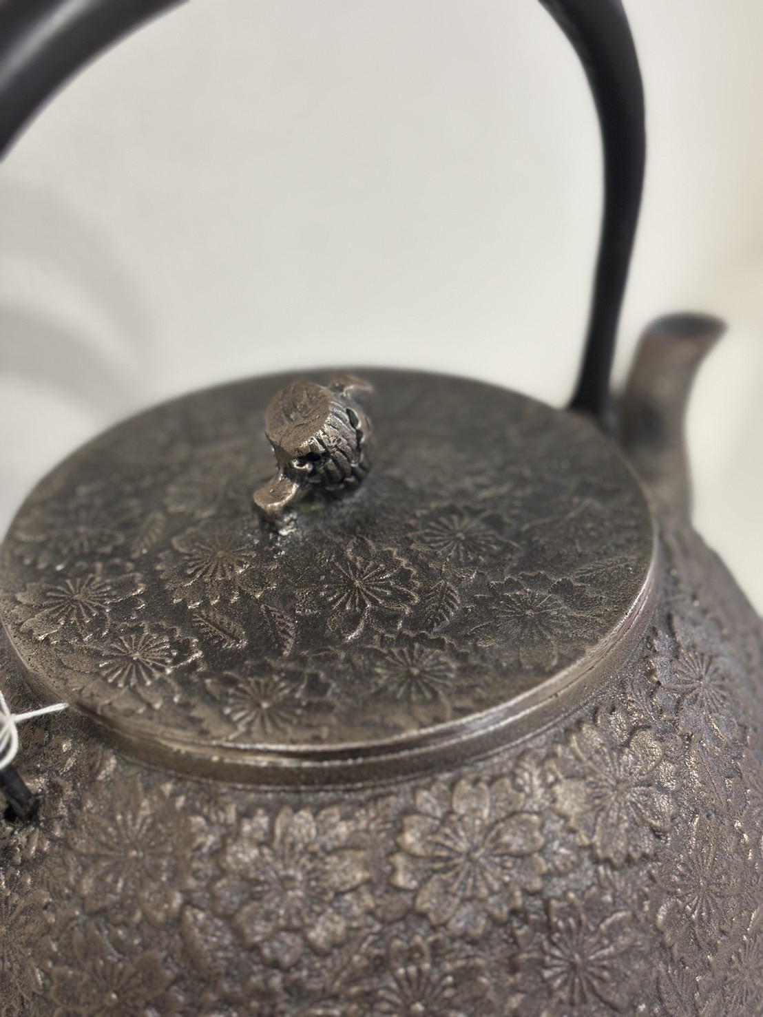 南部盛岡 三厳堂 布団型 桜紋 砂鉄鉄瓶 南部鉄器 - 日昇商事