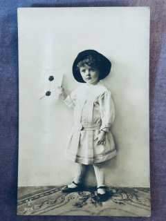 アンティークポストカード お人形に読み聞かせをする可愛い少女