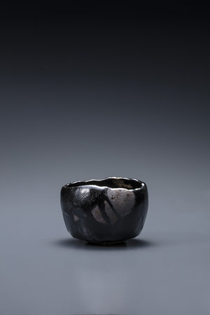 十五代樂吉左衞門・直入展 －黒樂茶碗と焼貫黒樂茶碗－ | 佐川美術館