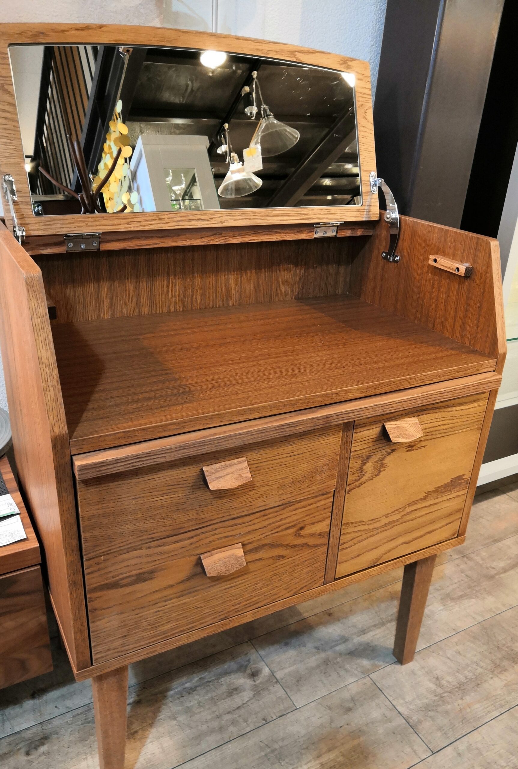 unico(ウニコ)のKURT(クルト)シリーズのドレッサーです。オーク材の