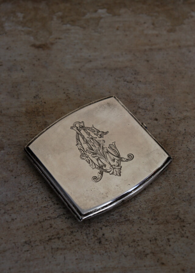 フローレス島 古民具 銀製噛みタバコ用具ガンビル入れ