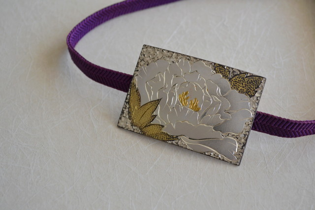 古美道】光民 四分一地 金銀象嵌 帯留 牡丹 横6cm 金工彫金