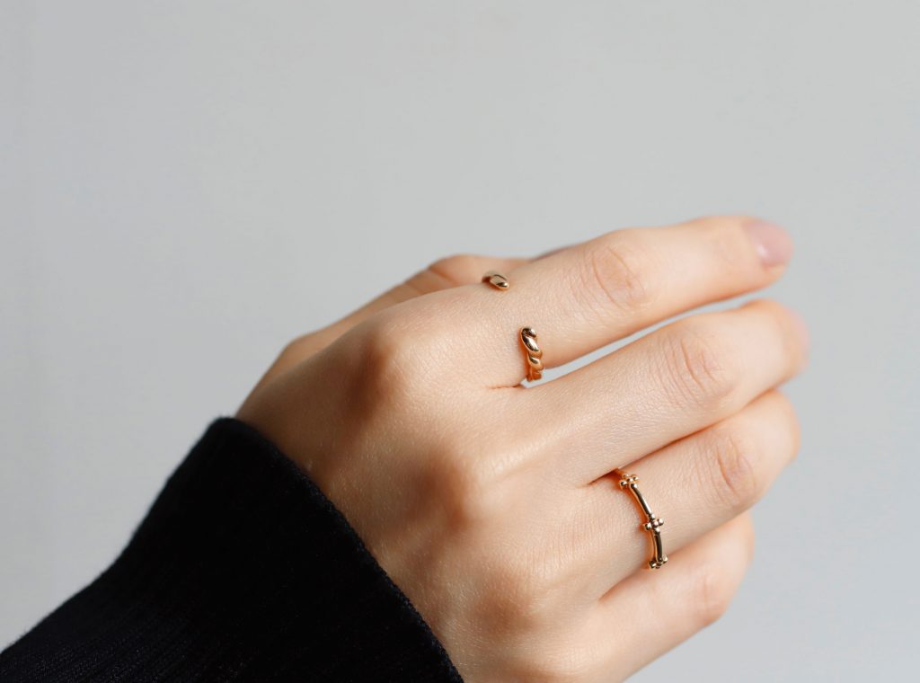 新作】秋ジュエリーは艶やかなゴールドで気品を纏う”essence