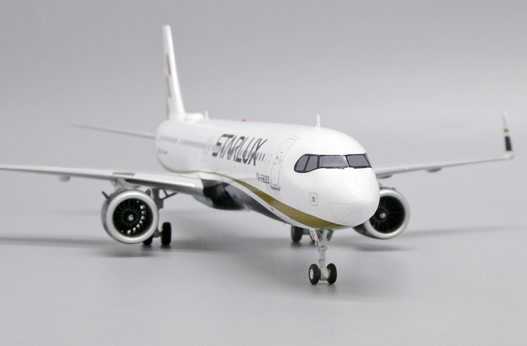ScaleModelStore.com :: JC Wings 1:200 - EW221N008 - Starlux Airbus