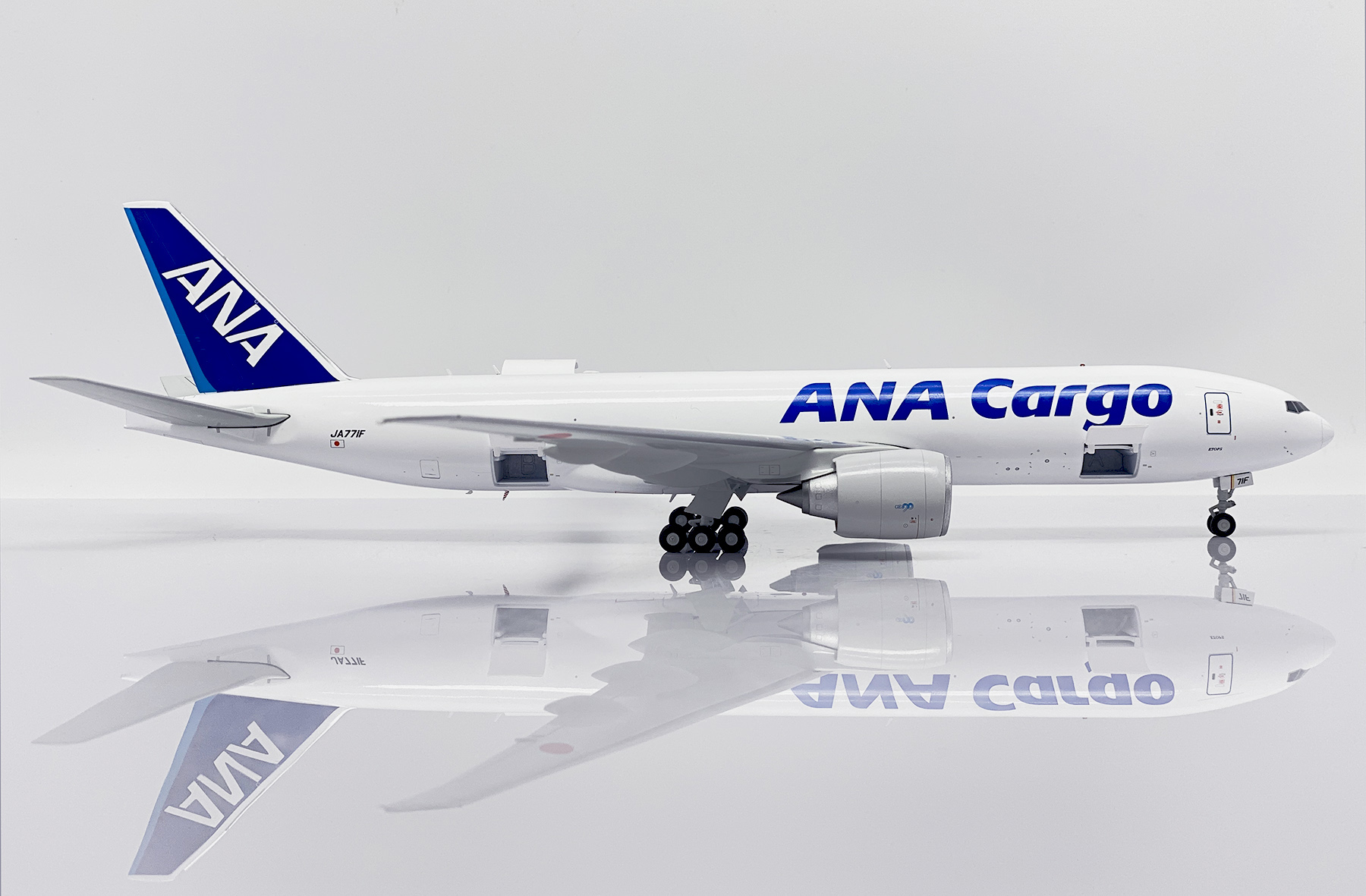 ScaleModelStore.com :: JC Wings 1:200 - SA2012C - ANA Cargo Boeing