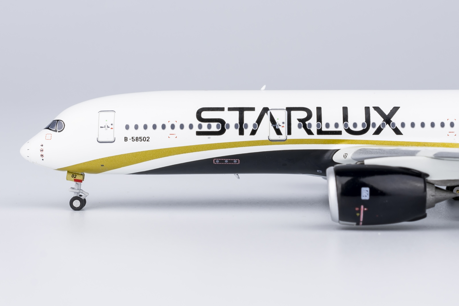 ScaleModelStore.com :: NG Models 1:400 - 39049 - Starlux Airbus