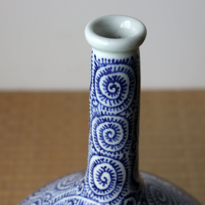 染付蛸唐草紋様 大徳利 【OLD IMARI LARGE BOTTLE】[p0323] – 青梵