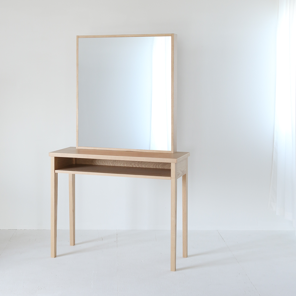 ヘアサロンのセット面 素材感を全面に3色 タモ板目ドレッサー