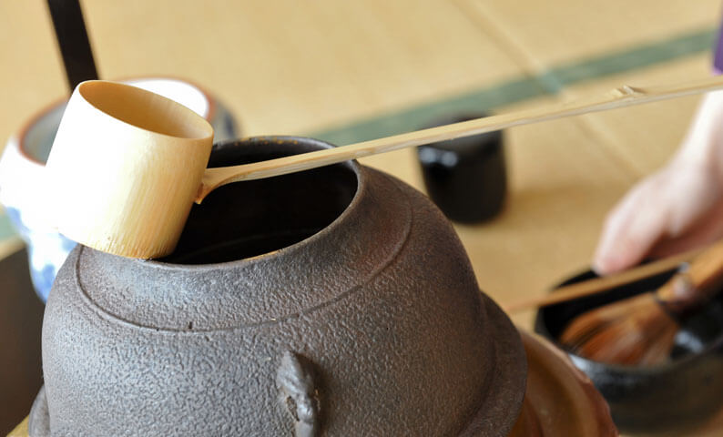 茶の湯に欠かせない茶道具「釜」には錆びない釜もございます | 読み物