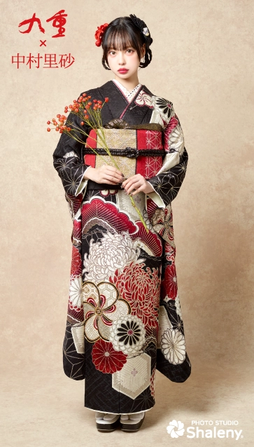 九重 × 中村里砂の振袖-黒|成人記念の新作振袖ご紹介
