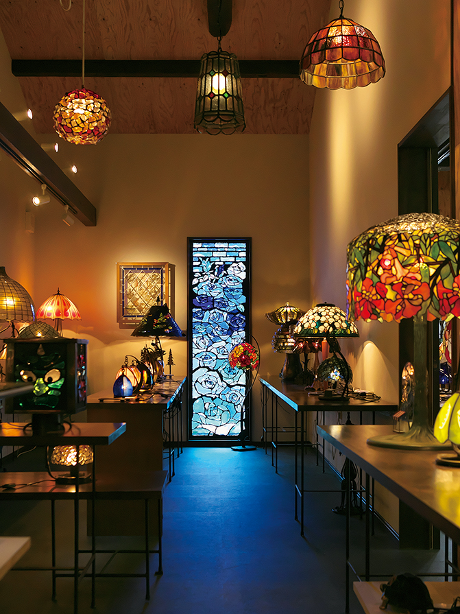 ステンドグラスギャラリー 薔薇の木】きらきらと幻想的に光り輝く夫婦