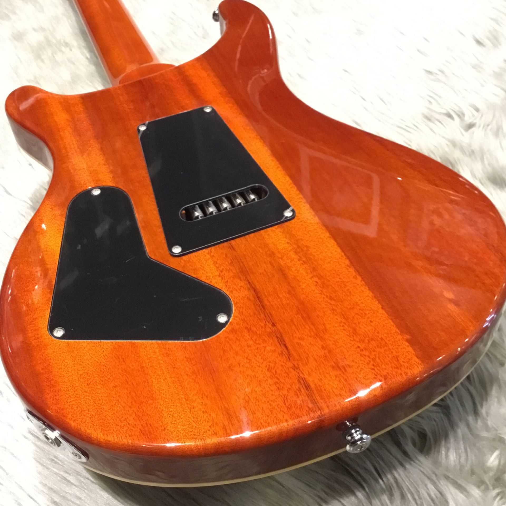 新入荷情報】中古 PRS SE CUSTOM 24 のスポルテッドメイプルトップ仕様