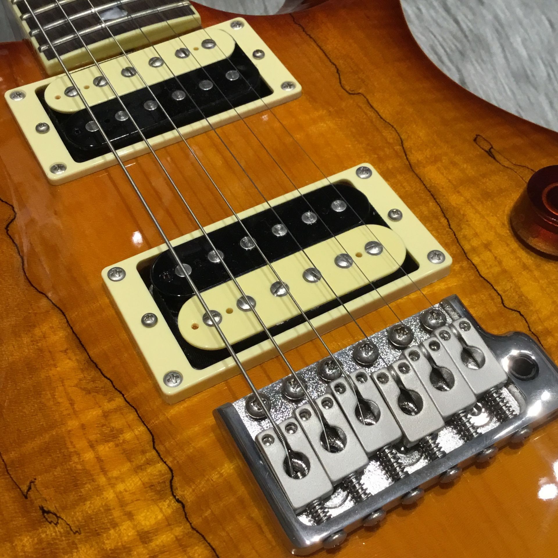 新入荷情報】中古 PRS SE CUSTOM 24 のスポルテッドメイプルトップ仕様