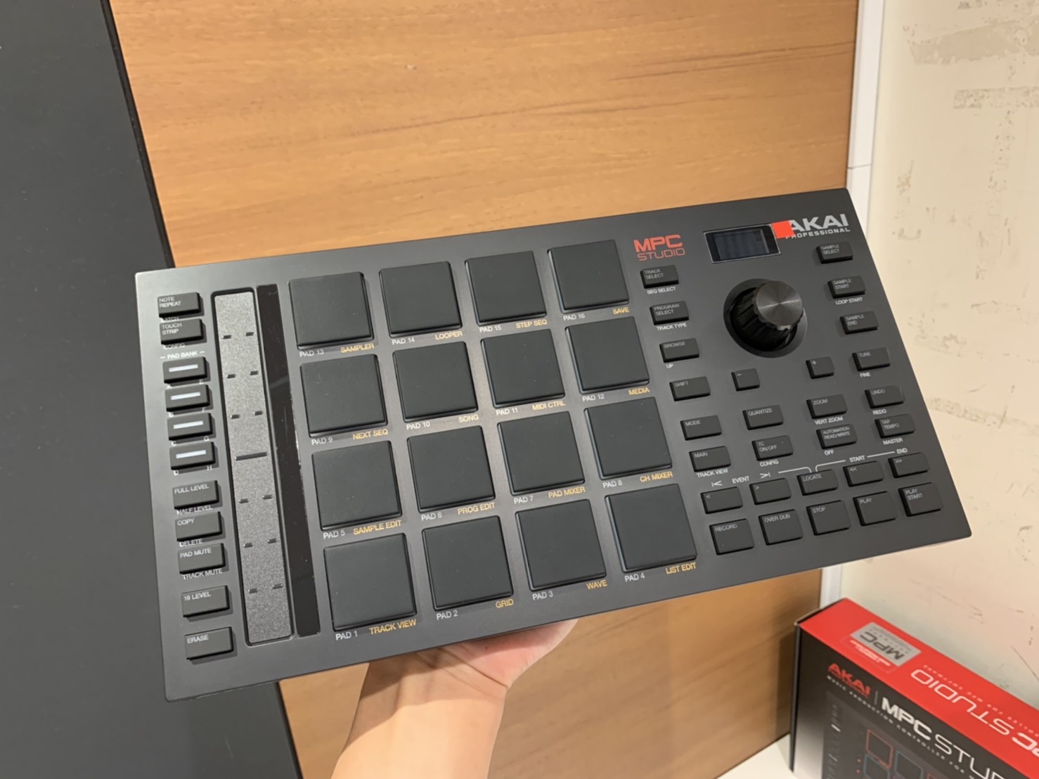AKAI MPC STUDIO2先行展示を本日から開始！｜島村楽器 新宿PePe店