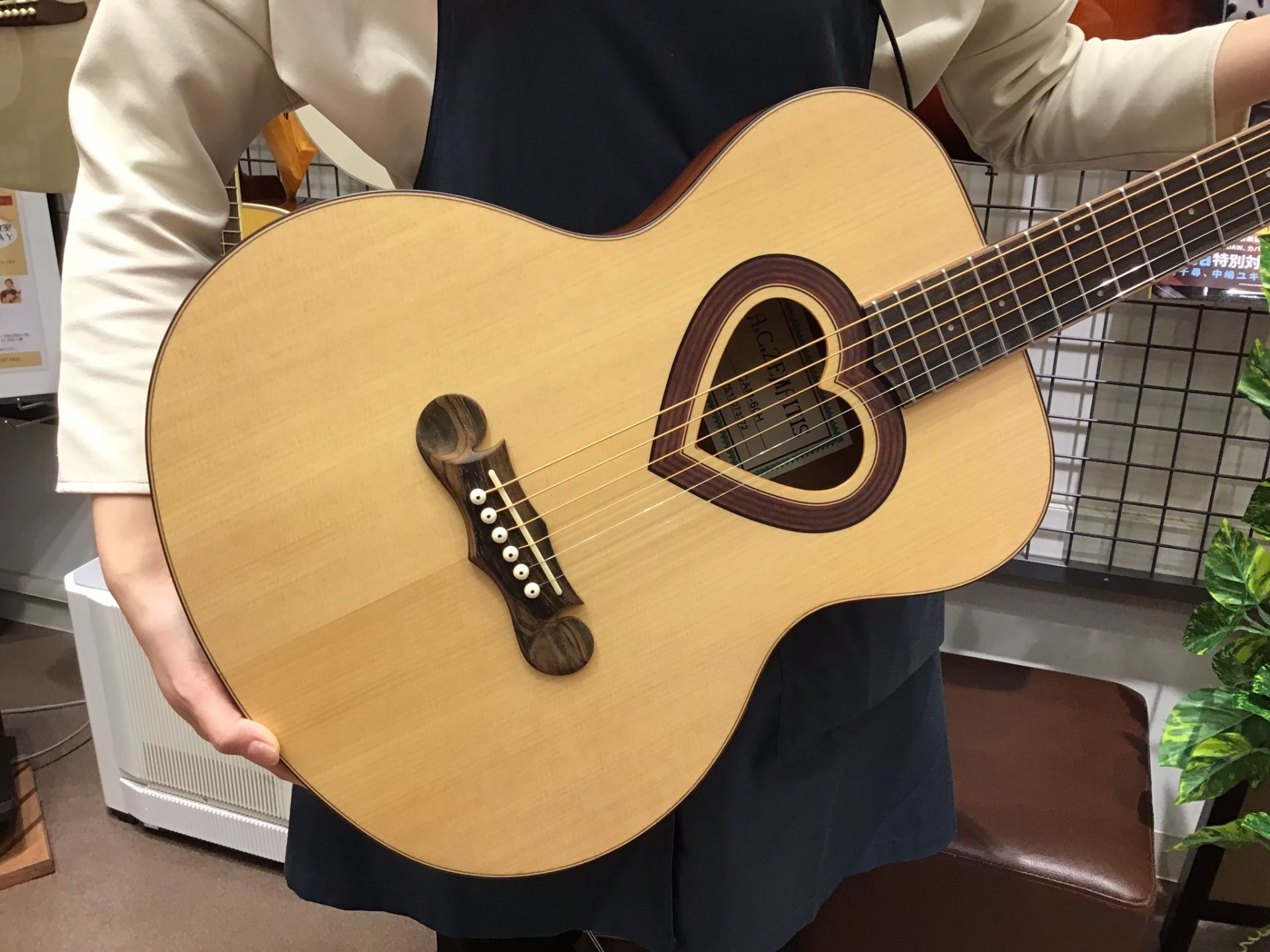 アコースティックギター入荷情報】女子必見！！ZEMAITIS CAM-60H入荷