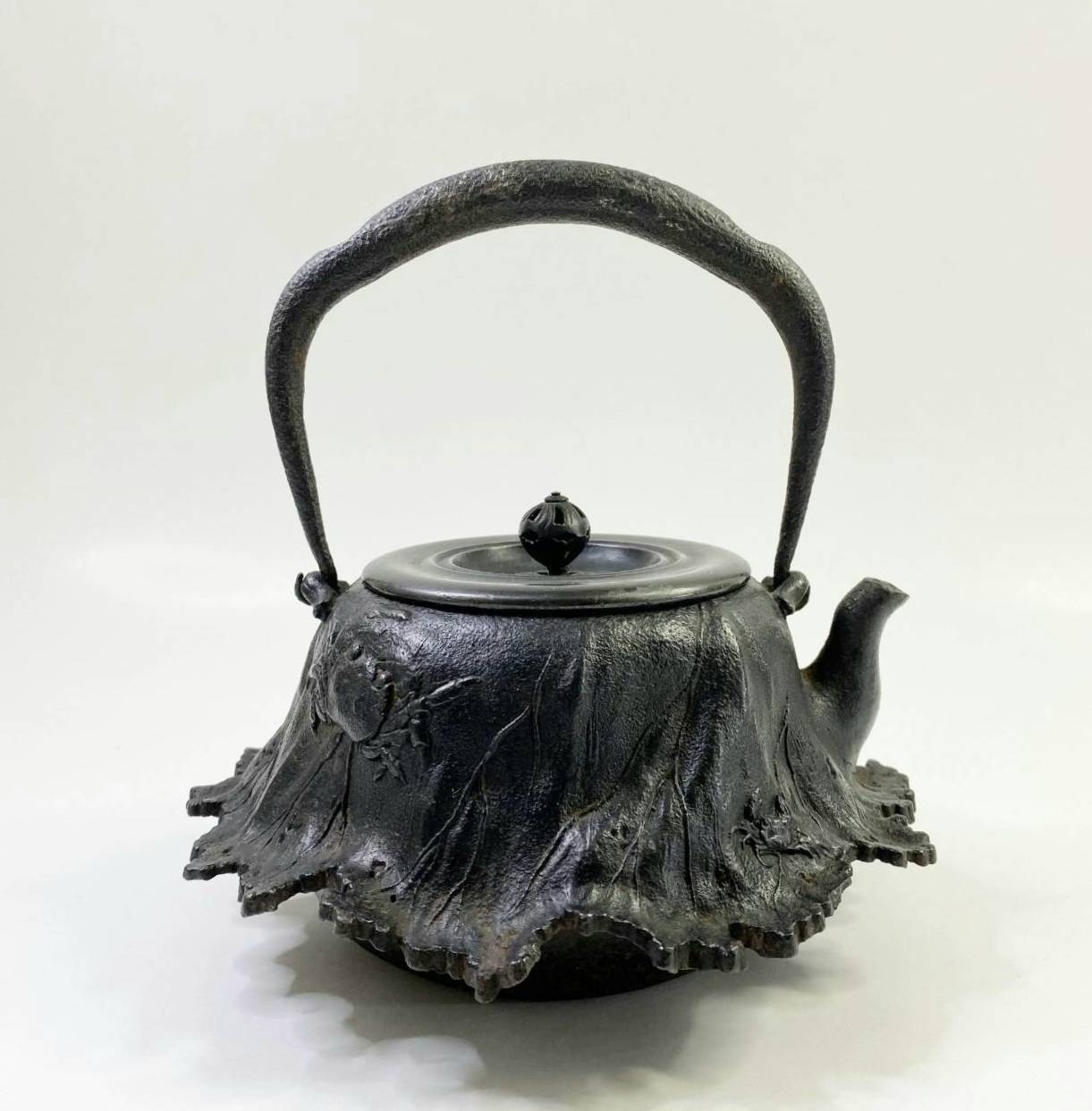 晴寿堂 大国寿朗 蟹浮彫鉄瓶 | 新栄堂