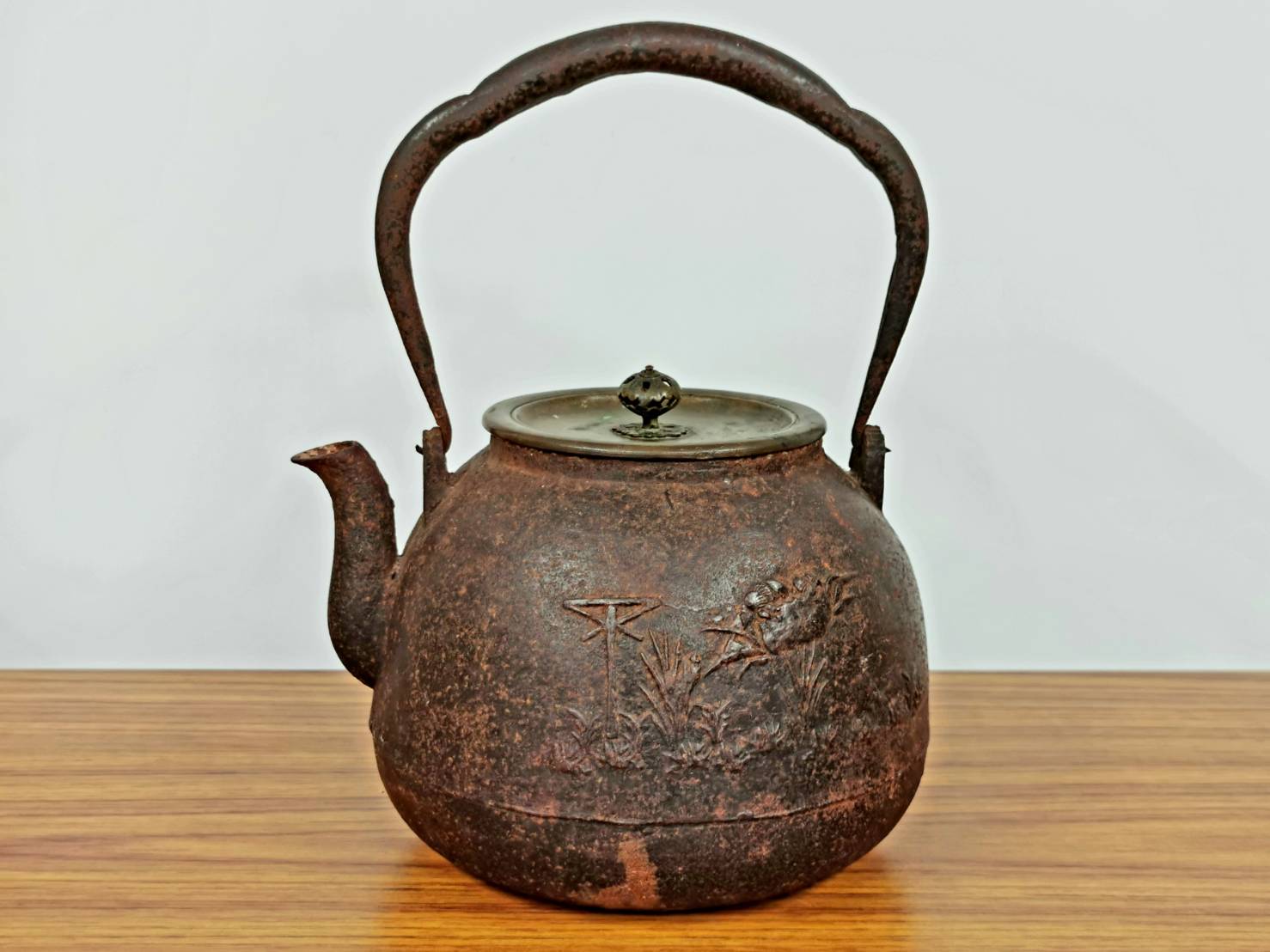 龍文堂造 蟹彫鉄瓶 | 新栄堂