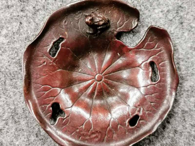 本間琢斎造 蓮に蛙 斑紫銅 茶托 | 新栄堂