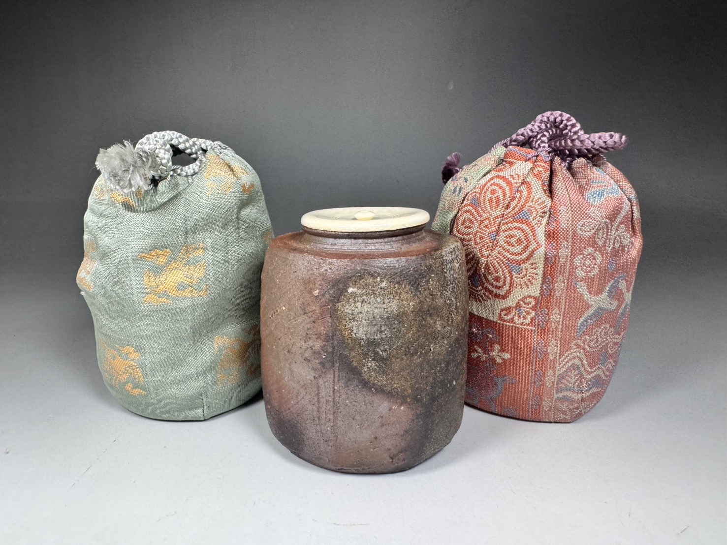 伊勢崎満 造 陽山窯 備前 肩衝 茶入 茶道具 共箱 仕覆 紅牙瑞綿 正絹