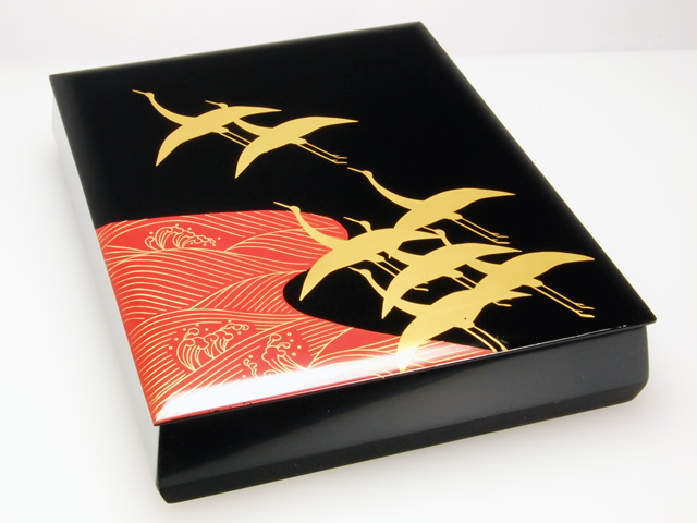 究極の美蔵から黄の鶴23羽が優雅に飛ぶ漆塗り蒔絵のお椀が出て来ました