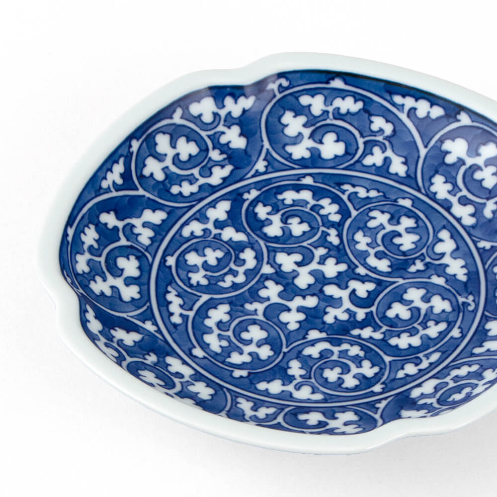 染付唐草濃 銘々皿（木瓜型） ｜ 有田焼の源右衛門窯公式オンライン