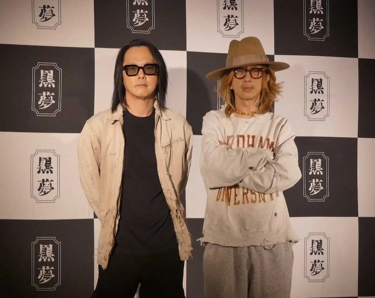 10年ぶりに復活した「黒夢」の人時（左）と清春 - スポニチ Sponichi