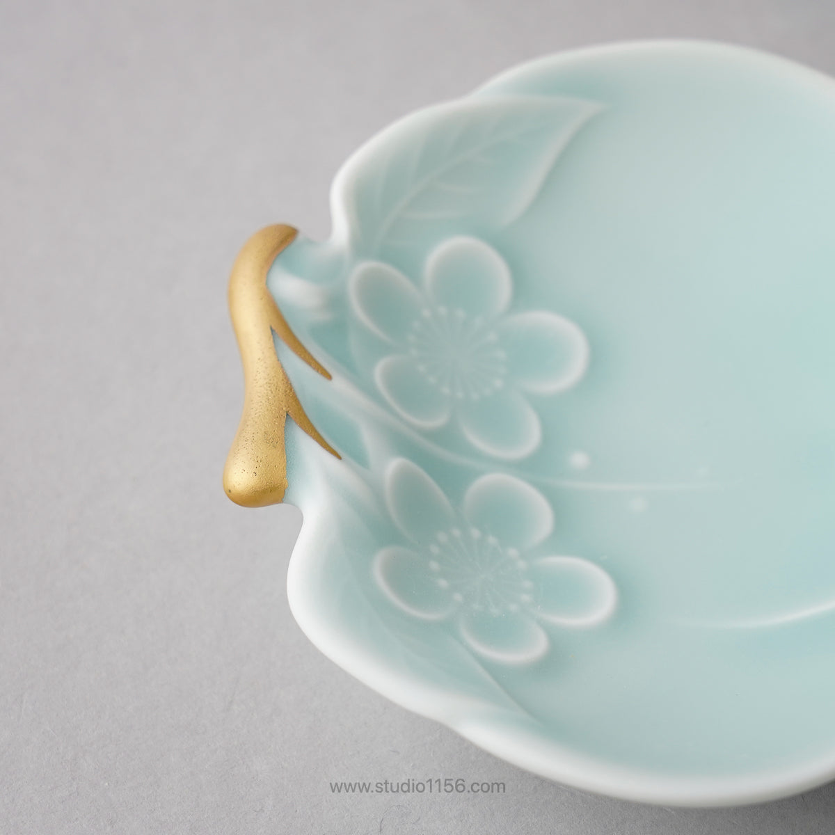 伊万里焼 モイスト 金彩 桃型 三ツ足小皿 10cm 畑萬陶苑の通販