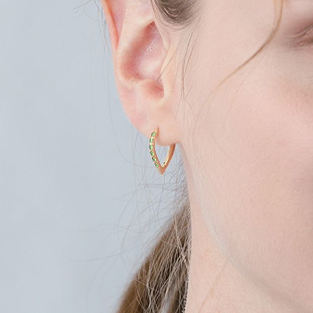 GREEN GARNET CLICK HOOP PIERCED EARRING(2JP1066)K10 ピアス｜スター
