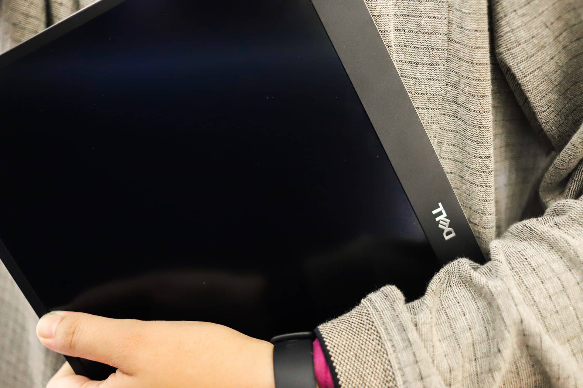 ラボ内: Dell 14 ポータブル モニター (C1422H) - StorageReview.com