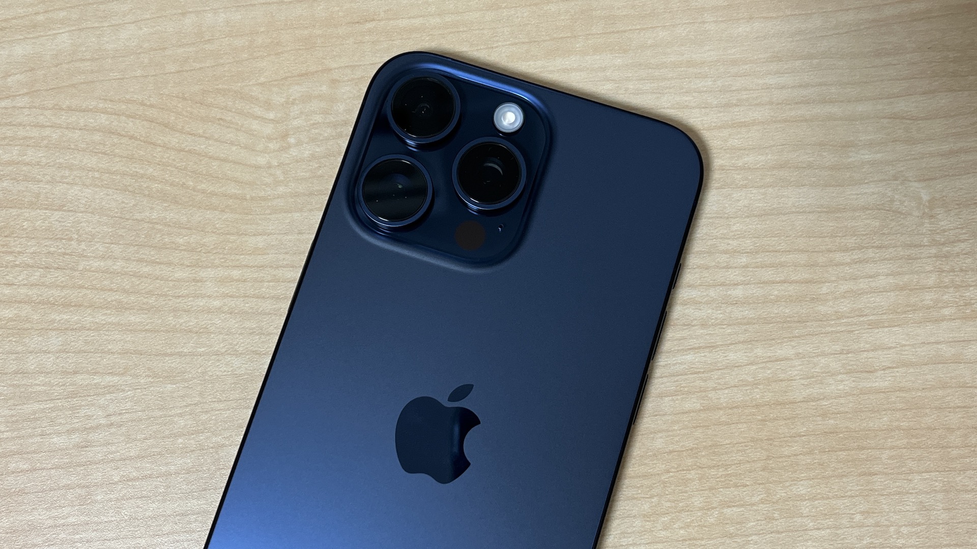 iPhone 15 Pro ナチュラルチタニウム 256G ケース+ストラップ付 iPhone