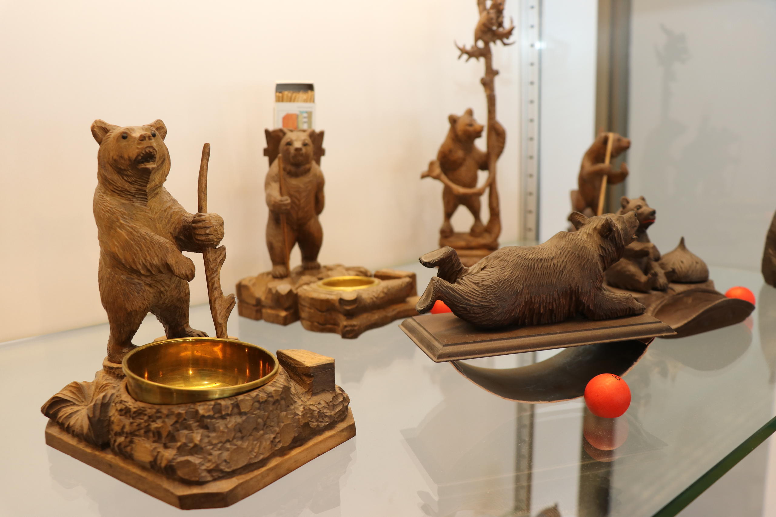 北海道土産の木彫り熊、ルーツはスイス - SWI swissinfo.ch