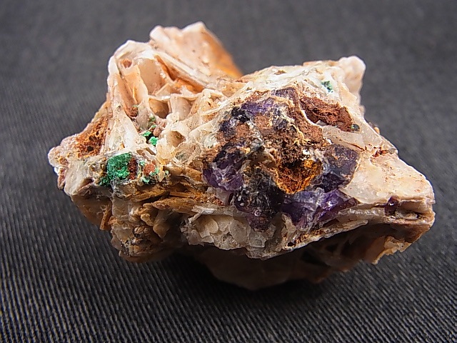 メキシコ オハエラ鉱山産 フローライト パイライト付き蛍石原石 赤色強