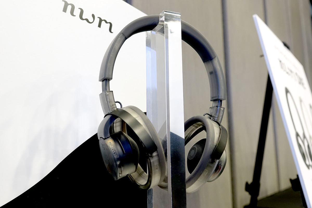 耳をふさがない“耳スピ”ヘッドホン「nwm ONE」に新色「ファントム