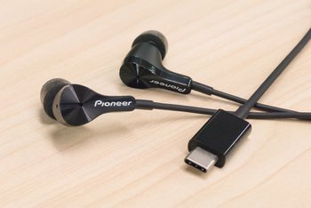 今度はMacBookもOK！USB-C/Lightning両対応イヤホン、パイオニア「RAYZ