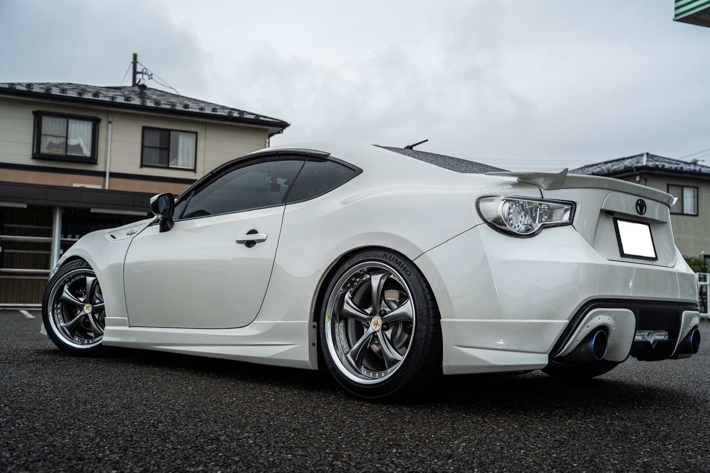TOYOTA 86 | タイヤはピットイン