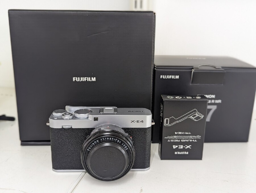 人気のミラーレスカメラ「富士フィルム X-E4」を買取させていただき