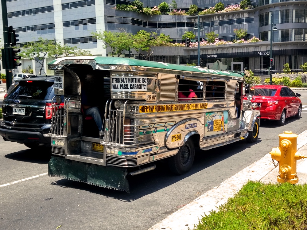 珍車種】フィリピンの庶民の足！ジプニーという乗合タクシー オンボロ