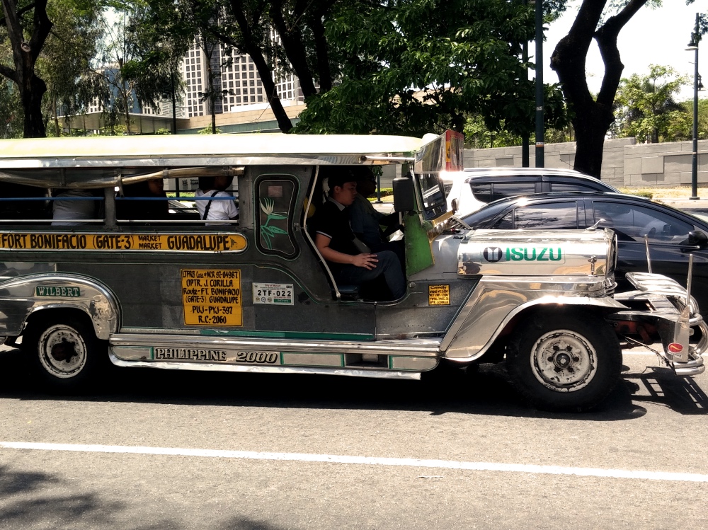 珍車種】フィリピンの庶民の足！ジプニーという乗合タクシー オンボロ