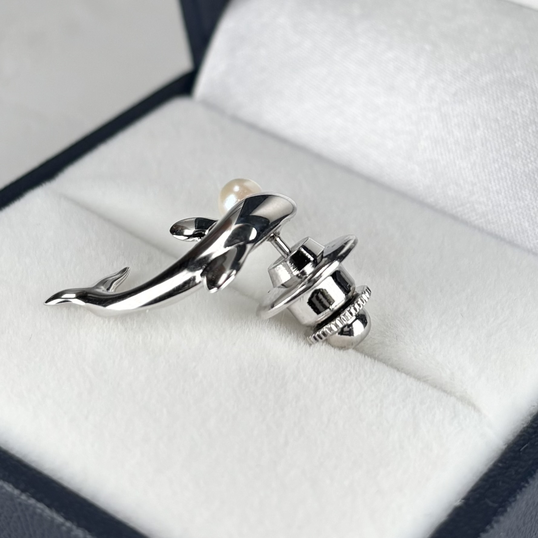 真珠 ピンブローチ イルカモチーフ 4-4.5mm ホワイト ラウンド