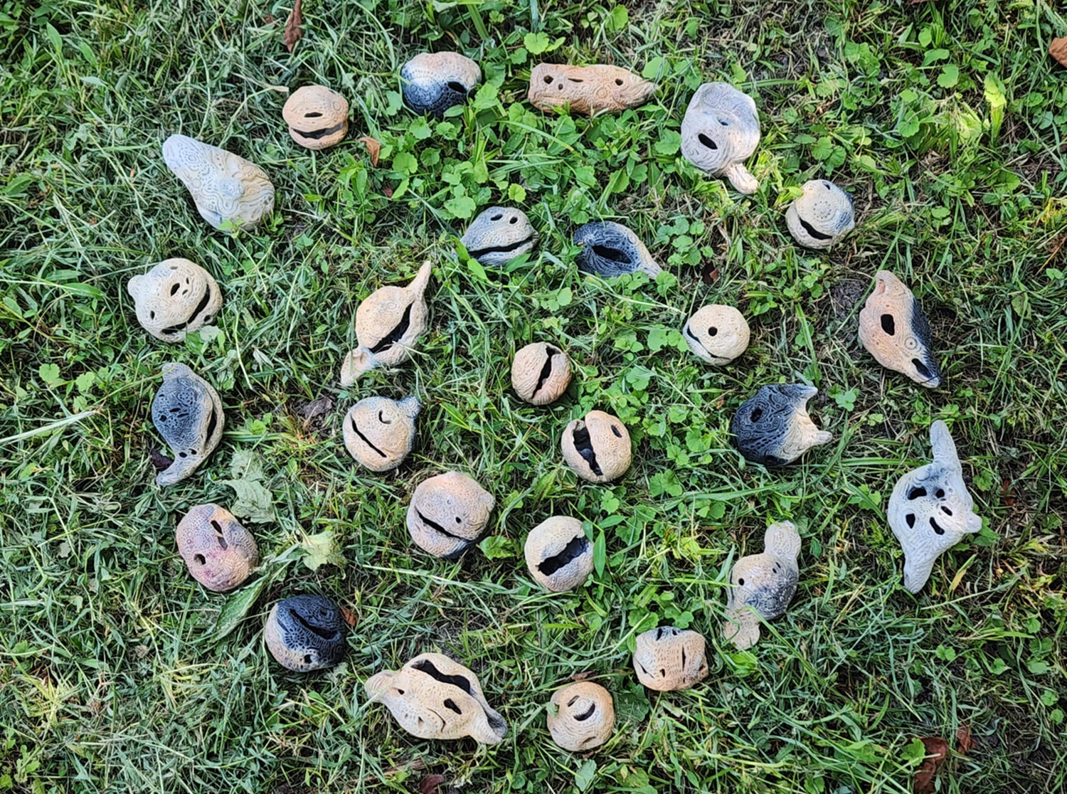 99個の土鈴を鳴らす 鈴木彩花 Ring 99 clay bells | 信濃の国 原始感覚