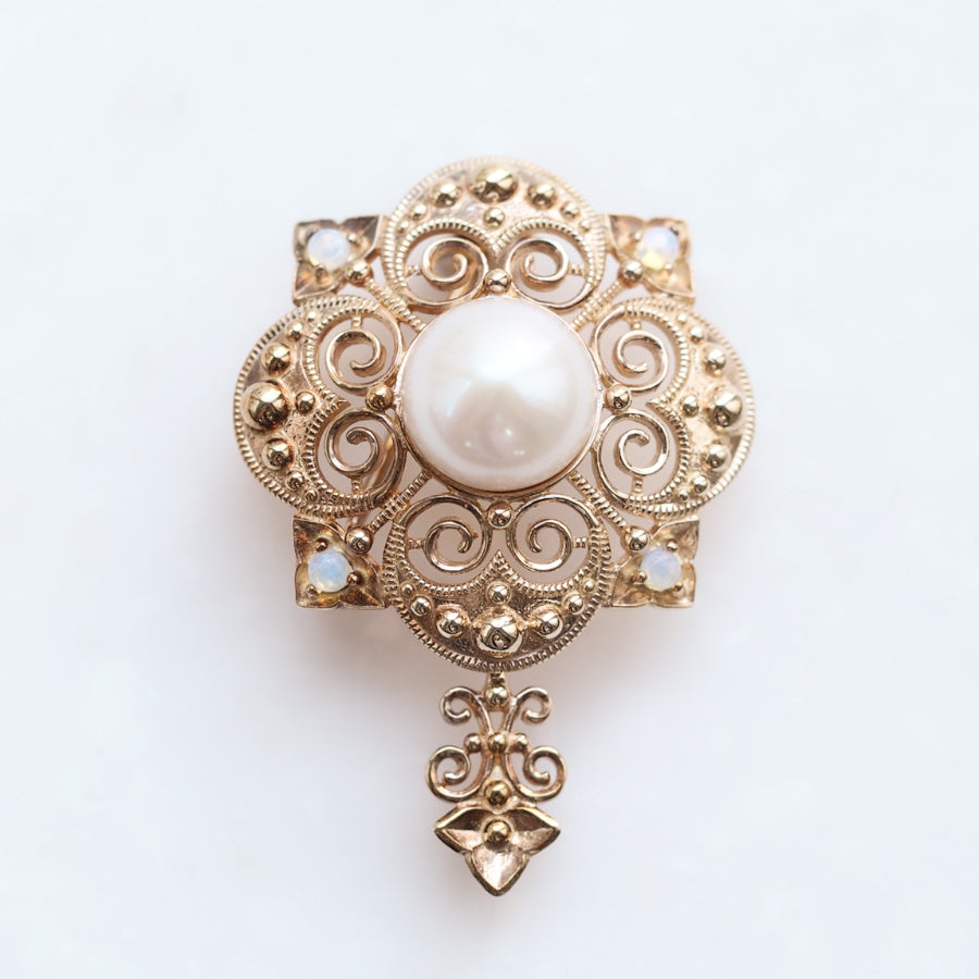 本パールとストーンのブローチ