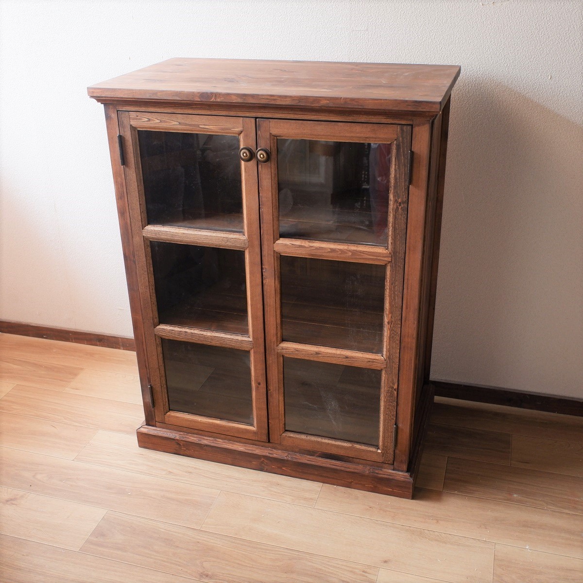 2週間程度で発送可】格子扉のキャビネット ダークブラウン塗装