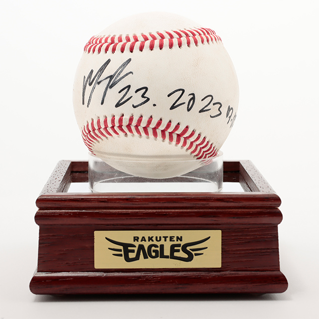 8/19(土)12:00】7月ヒーロー直筆サイン入りボール＆プレート