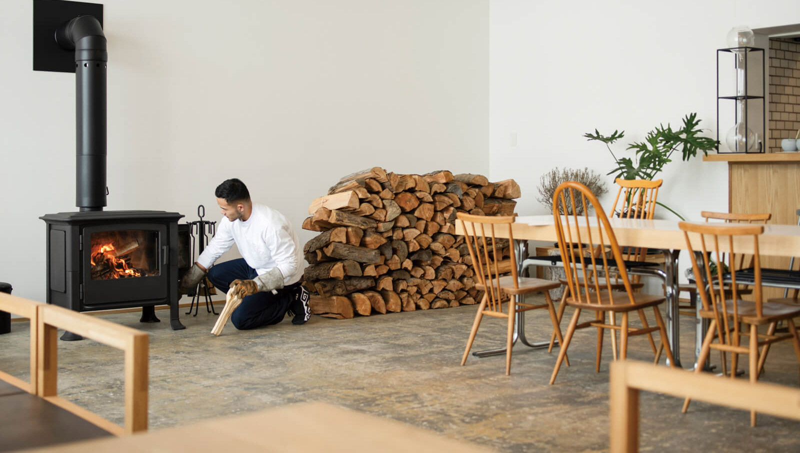 ゲストを暖かく出迎える、「アイアンドッグ Nº04」のダイナミックな炎