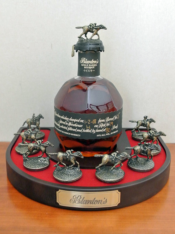 Blanton'sブラントンキャップ台座付き ブラントンボトルキャップ台座