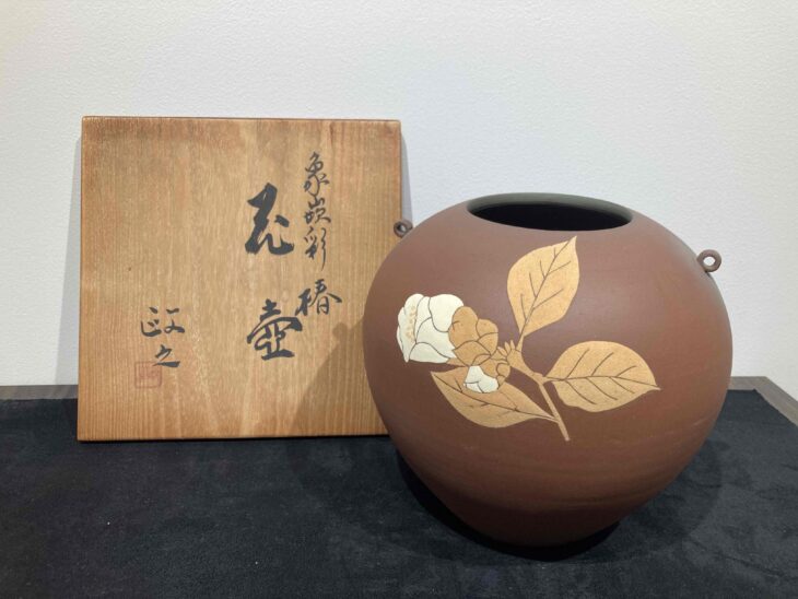 今井政之 作『象嵌彩 椿 花壺』 ｜骨董品買取 緑和堂