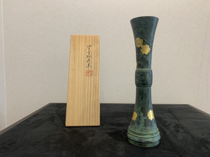 秦蔵六 作「立鼓式 塗金銅花器 」 ｜骨董品買取 緑和堂