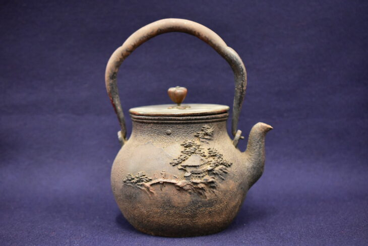 龍文堂『山水楼閣盛上図 鉄瓶』 ｜骨董品買取 緑和堂