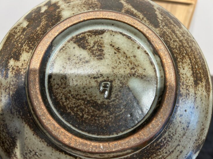 島岡達三 作『象嵌赤絵草花文皿』 ｜骨董品買取 緑和堂