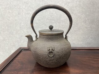 金寿堂 雨宮宗 作『鉄瓶 銀摘紫銅蓋』 買取価格相場｜骨董品買取 緑和堂